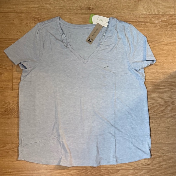 REITMANS - NWT - Essentials Light Blue V-Neck Tee - Picture 4 of 7
